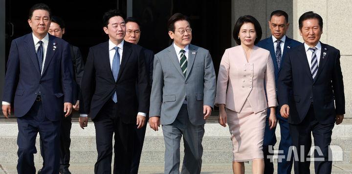 [성남=뉴시스] 고범준 기자 = 이재명 대통령과 김혜경 여사가 말레이시아 쿠알라룸푸르에서 열리는 아세안(ASEAN·동남아시아국가연합) 정상회의에 참석하기 위해 26일 경기 성남 서울공항에 도착해 환송 인사들과 공군 1호기로 향하고 있다. 왼쪽부터 김병기 더불어민주당 원내대표, 강훈식 비서실장, 이 대통령, 김 여사, 정청래 더불어민주당 대표. 2025.10.26. bjko@newsis.com