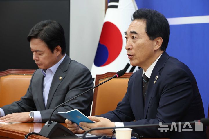 [서울=뉴시스] 조성봉 기자 = 박수현 더불어민주당 수석대변인이 26일 오전 서울 여의도 국회에서 열린 현안관련 기자간담회에서 발언을 하고 있다. 2025.10.26. suncho21@newsis.com