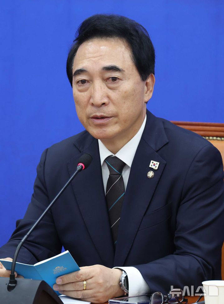 [서울=뉴시스] 조성봉 기자 = 박수현 더불어민주당 수석대변인이 26일 오전 서울 여의도 국회에서 열린 현안관련 기자간담회에서 발언을 하고 있다. 2025.10.26. suncho21@newsis.com