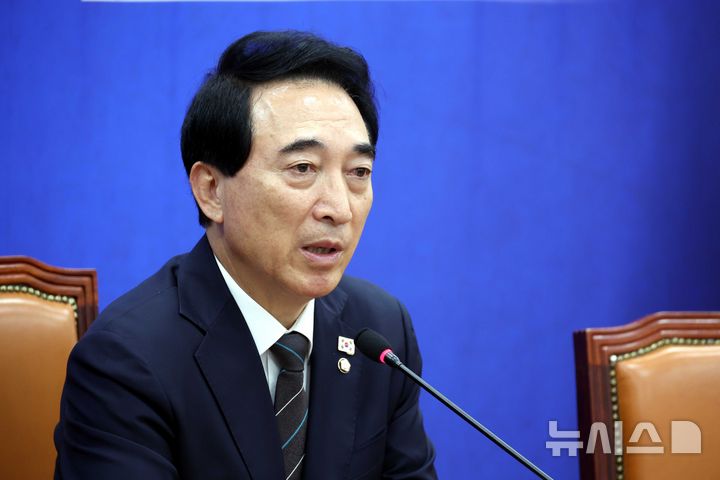 [서울=뉴시스] 조성봉 기자 = 박수현 더불어민주당 수석대변인이 26일 오전 서울 여의도 국회에서 열린 현안관련 기자간담회에서 발언을 하고 있다. 2025.10.26. suncho21@newsis.com