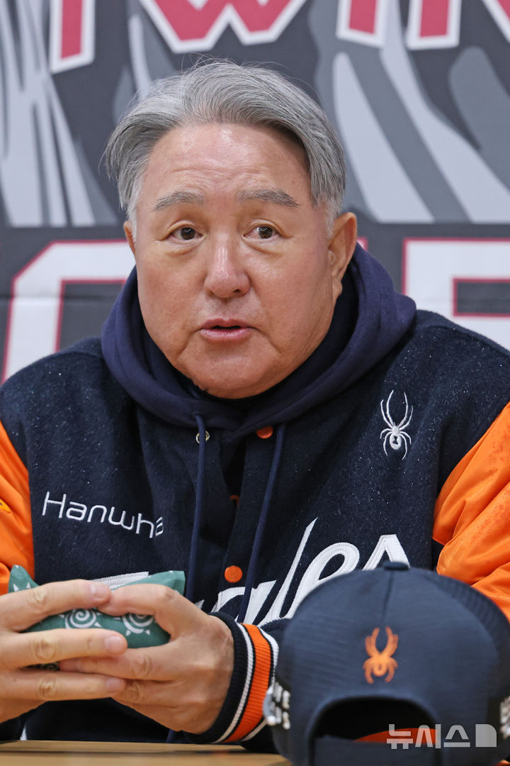 [서울=뉴시스] 정병혁 기자 = 김경문 한화 이글스 감독이 26일 서울 송파구 잠실야구장에서 열린 2025 KBO 포스트시즌 한국시리즈 1차전 한화 이글스와 LG 트윈스의 경기를 앞두고 열린 기자회견에서 취재진 질문에 답하고 있다. 2025.10.26. jhope@newsis.com