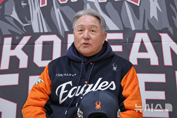 [서울=뉴시스] 정병혁 기자 = 김경문 한화 이글스 감독이 26일 서울 송파구 잠실야구장에서 열린 2025 KBO 포스트시즌 한국시리즈 1차전 한화 이글스와 LG 트윈스의 경기를 앞두고 열린 기자회견에서 취재진 질문에 답하고 있다. 2025.10.26. jhope@newsis.com