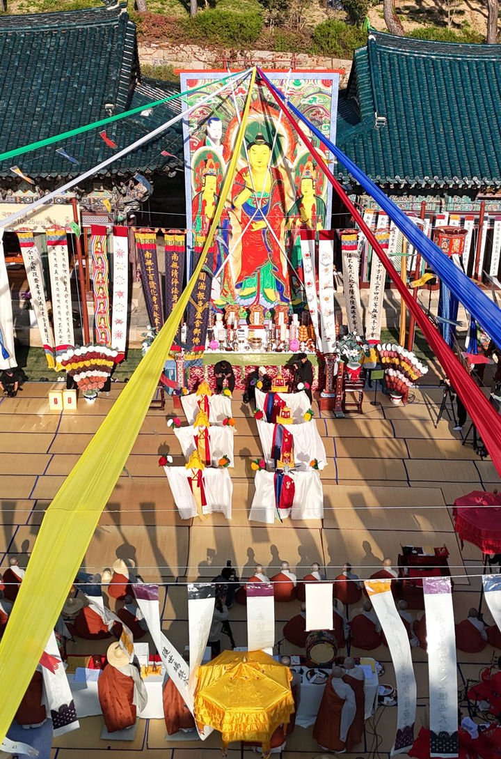 [서울=뉴시스] 전진환 기자 = 광복 80주년을 맞아 25일 서울 은평구 진관사는 국행수륙재 개건 627주년 기념 ‘2025년 진관사 수륙재’ 회향식을 봉행했다. 대웅전 야단법석에서 비구니 스님들이 조국의 독립을 위해 희생한 순국선열과 나라의 안녕, 국민들의 평안과 건강을 기원하며 한지로 만든 꽃을 들고 불교의식무용 중 하나인 착복무 춤을 추고 있다. (사진=진관사 제공) 2025.10.26. photo@newsis.com *재판매 및 DB 금지