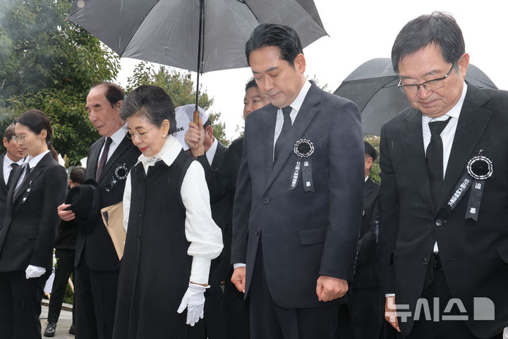[서울=뉴시스] 박주성 기자 = 장동혁 국민의힘 대표가 26일 서울 동작구 국립서울현충원에서 열린 박정희 전 대통령 서거 46주기 추모식에 참석해 헌화 및 분향한 뒤 박 전 대통령의 차녀 박근령 전 육영재단 이사장 등과 묵념하고 있다. (공동취재). 2025.10.26. photo@newsis.com