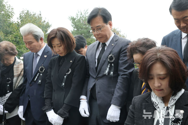 [서울=뉴시스] 박주성 기자 = 국민의힘 송언석 원내대표와 나경원 의원 등이 26일 서울 동작구 국립서울현충원에서 열린 박정희 전 대통령 서거 46주기 추모식에 참석해 박 전 대통령 묘소에서 묵념하고 있다. (공동취재). 2025.10.26. photo@newsis.com