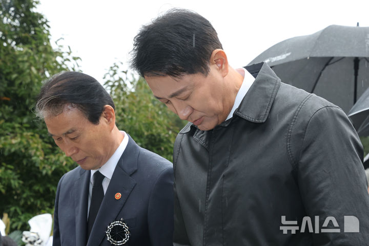 [서울=뉴시스] 박주성 기자 = 오세훈 서울시장과 권오을 국가보훈부장관이 26일 서울 동작구 국립서울현충원에서 열린 박정희 전 대통령 서거 46주기 추모식에 참석해 박 전 대통령 묘소에서 묵념하고 있다. (공동취재). 2025.10.26. photo@newsis.com