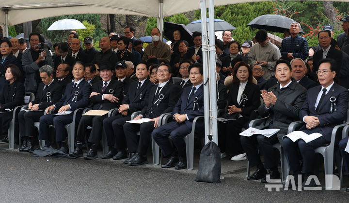 [서울=뉴시스] 박주성 기자 = 26일 서울 동작구 국립서울현충원 故 박정희 전 대통령 묘역에서 열린 박 전 대통령 서거 46주기 추모식에서 장동혁 국민의힘 대표를 비롯한 참석자들이 박 전 대통령의 영상을 보고 있다. 2025.10.26. (공동취재). 2025.10.26. photo@newsis.com