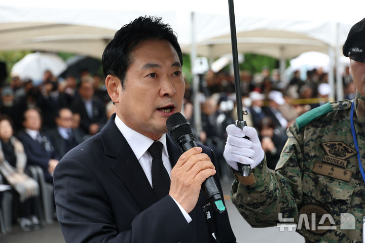 [서울=뉴시스] 박주성 기자 = 26일 서울 동작구 국립서울현충원 故 박정희 전 대통령 묘역에서 열린 박 전 대통령 서거 46주기 추모식에서 장동혁 국민의힘 대표가 추모사를 하고 있다. 2025.10.26. (공동취재). 2025.10.26. photo@newsis.com