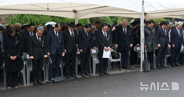 [서울=뉴시스] 박주성 기자 = 26일 서울 동작구 국립서울현충원 故 박정희 전 대통령 묘역에서 열린 박 전 대통령 서거 46주기 추모식에서 장동혁 국민의힘 대표를 비롯한 참석자들이 묵념을 하고 있다. 2025.10.26. (공동취재). 2025.10.26. photo@newsis.com