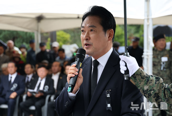 [서울=뉴시스] 박주성 기자 = 26일 서울 동작구 국립서울현충원 故 박정희 전 대통령 묘역에서 열린 박 전 대통령 서거 46주기 추모식에서 장동혁 국민의힘 대표가 추모사를 하고 있다. 2025.10.26. (공동취재). 2025.10.26. photo@newsis.com