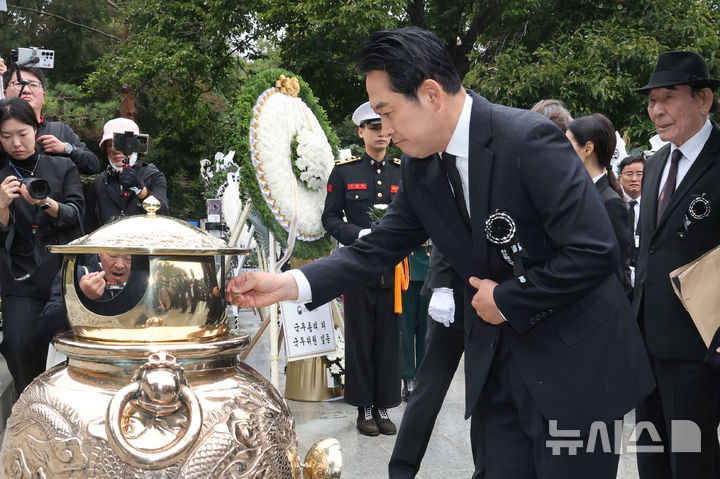 [서울=뉴시스] 박주성 기자 = 장동혁 국민의힘 대표가 26일 서울 동작구 국립서울현충원에서 열린 박정희 전 대통령 서거 46주기 추모식에 참석해 박 전 대통령 묘소에 분향하고 있다. (공동취재). 2025.10.26. photo@newsis.com