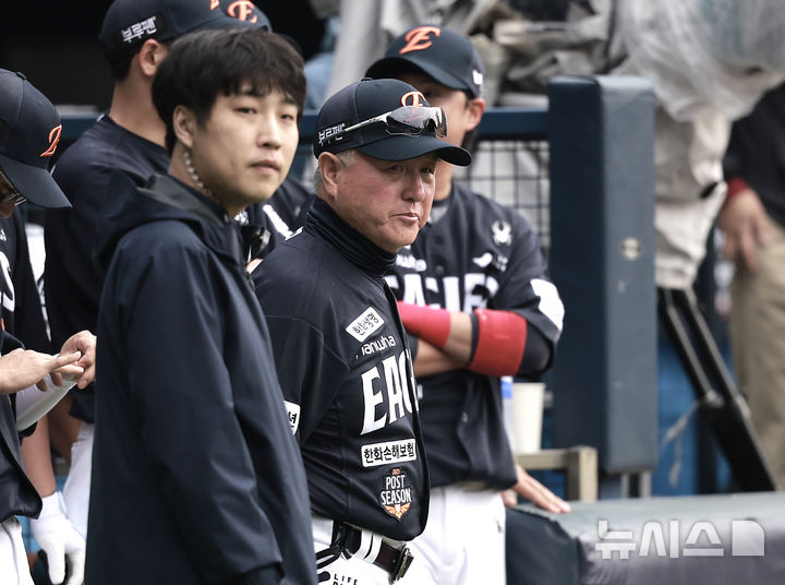 [서울=뉴시스] 정병혁 기자 = 26일 서울 송파구 잠실야구장에서 열린 2025 KBO 한국시리즈 1차전 한화 이글스와 LG 트윈스의 경기에 앞서 한화 김경문 감독이 경기를 기다리고 있다. 2025.10.26. jhope@newsis.com