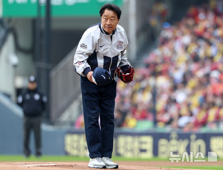 [서울=뉴시스] 이영환 기자 = 김재박 전 감독이 26일 오후 서울 송파구 잠실야구장에서 열린 2025 KBO 한국시리즈 1차전 한화 이글스와 LG 트윈스의 경기에서 시구 전 인사를 하고 있다.  2025.10.26. 20hwan@newsis.com