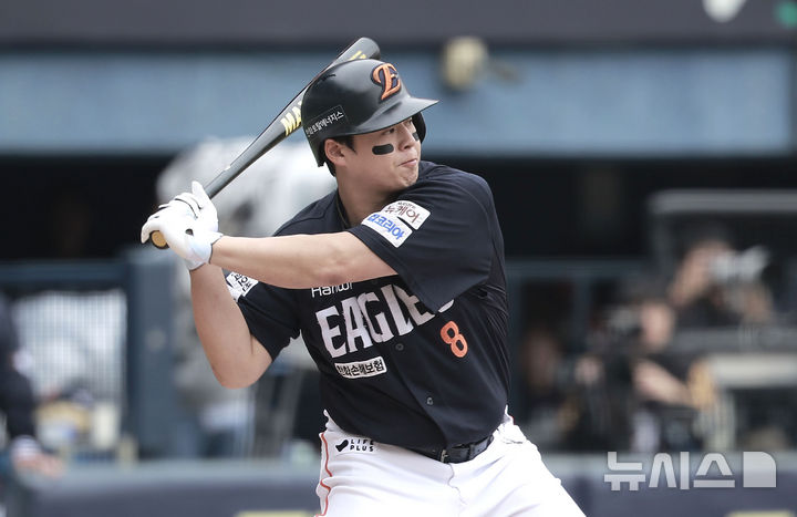 [서울=뉴시스] 정병혁 기자 = 26일 서울 송파구 잠실야구장에서 열린 2025 KBO 한국시리즈 1차전 한화 이글스와 LG 트윈스의 경기, 1회초 2사 1루 상황 한화 노시환이 안타를 치고 있다. 2025.10.26. jhope@newsis.com