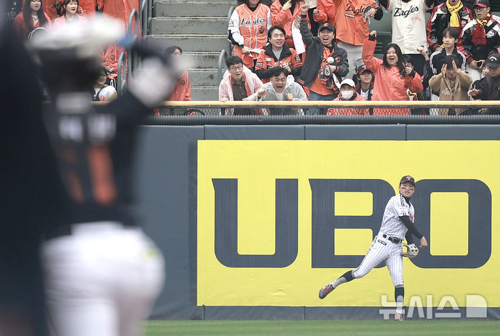 [서울=뉴시스] 정병혁 기자 = 26일 서울 송파구 잠실야구장에서 열린 2025 KBO 한국시리즈 1차전 한화 이글스와 LG 트윈스의 경기, 1회초 1사 1루 상황 한화 문현빈 뜬공 때 LG 중견수 박해민이 타구를 잡은 뒤 2루에 던지고 있다. 2025.10.26. jhope@newsis.com