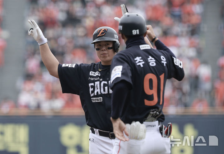 [서울=뉴시스] 정병혁 기자 = 26일 서울 송파구 잠실야구장에서 열린 2025 KBO 한국시리즈 1차전 한화 이글스와 LG 트윈스의 경기, 1회초 2사 1루 상황 한화 노시환이 안타를 친 뒤 기뻐하고 있다. 2025.10.26. jhope@newsis.com