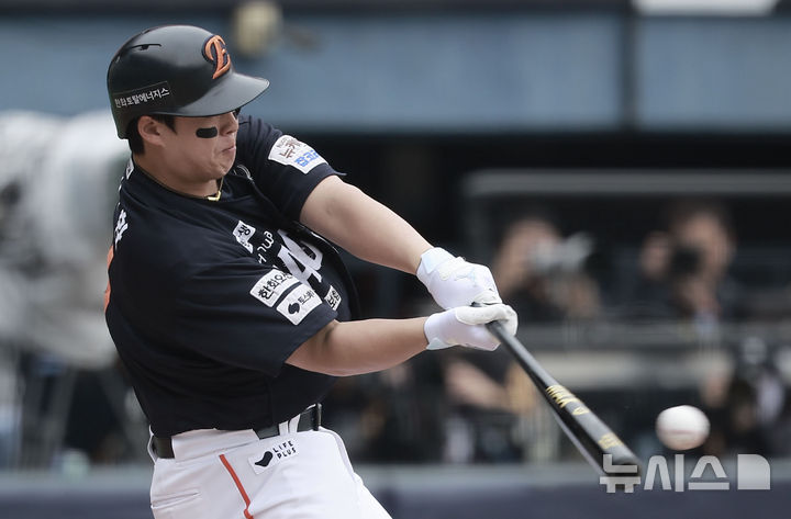 [서울=뉴시스] 정병혁 기자 = 26일 서울 송파구 잠실야구장에서 열린 2025 KBO 한국시리즈 1차전 한화 이글스와 LG 트윈스의 경기, 1회초 2사 1루 상황 한화 노시환이 안타를 치고 있다. 2025.10.26. jhope@newsis.com