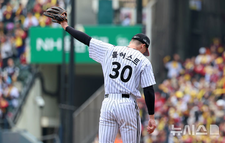 [서울=뉴시스] 이영환 기자 = 26일 오후 서울 송파구 잠실야구장에서 열린 2025 KBO 한국시리즈 1차전 한화 이글스와 LG 트윈스의 경기, 1회초 1사 1루에서 한화 문현빈이 날린 깊숙한 타구를 LG 중견수 박해민이 잡아내자 투수 톨허스트가 손짓하고 있다. 2025.10.26. 20hwan@newsis.com