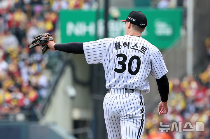 [서울=뉴시스] 이영환 기자 = 26일 오후 서울 송파구 잠실야구장에서 열린 2025 KBO 한국시리즈 1차전 한화 이글스와 LG 트윈스의 경기, 1회초 1사 1루에서 한화 문현빈이 날린 깊숙한 타구를 LG 중견수 박해민이 잡아내자 투수 톨허스트가 손짓하고 있다. 2025.10.26. 20hwan@newsis.com