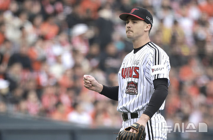 [서울=뉴시스] 정병혁 기자 = 26일 서울 송파구 잠실야구장에서 열린 2025 KBO 한국시리즈 1차전 한화 이글스와 LG 트윈스의 경기, 2회초 1사 1루 상황 한화 최재훈 타석 때 폭투로 주자를 진루 시킨 LG 선발 톨허스트가 아쉬워하고 있다. 2025.10.26. jhope@newsis.com