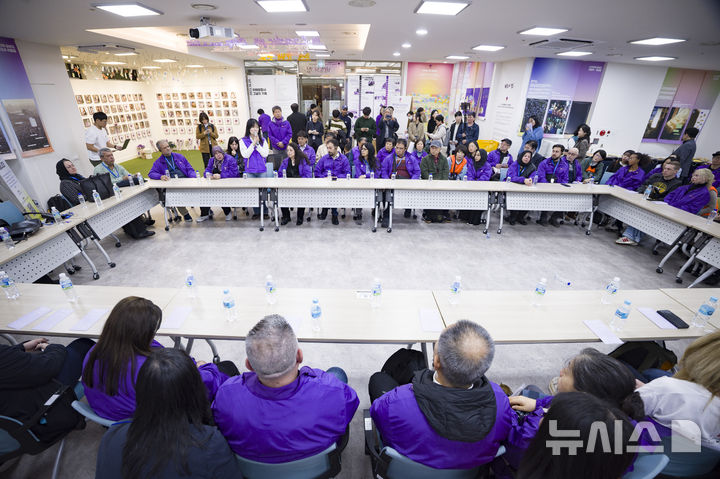 [서울=뉴시스] 김근수 기자 = 송해진 이태원참사 유가족협의회 운영위원장이 26일 서울 종로구 10.29 이태원참사 추모공간 별들의 집에서 열린 외국인 희생자 유가족들과 간담회에서 인사말을 하고 있다. 2025.10.26. ks@newsis.com