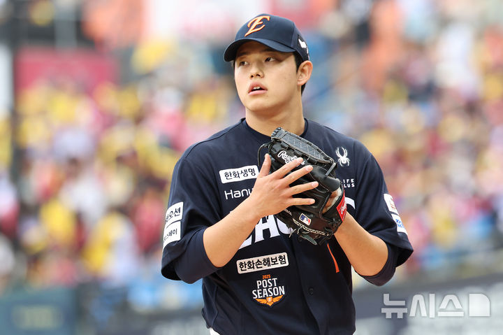 [서울=뉴시스] 이영환 기자 = 26일 오후 서울 송파구 잠실야구장에서 열린 2025 KBO 한국시리즈 1차전 한화 이글스와 LG 트윈스의 경기,&nbsp; 3회말 수비를 마친 한화 선발 문동주가 덕아웃으로 들어가고 있다. 2025.10.26. 20hwan@newsis.com