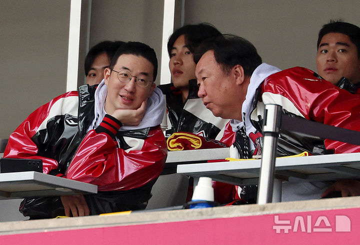 [서울=뉴시스] 이영환 기자 = 구광모 LG 회장과 차명석 단장이 26일 오후 서울 송파구 잠실야구장에서 열린 2025 KBO 한국시리즈 1차전 한화 이글스와 LG 트윈스의 경기를 관람하고 있다. 2025.10.26. 20hwan@newsis.com
