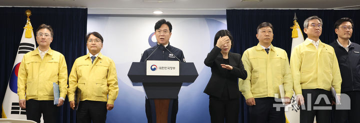 [서울=뉴시스] 김명원 기자 = 김영훈 고용노동부 장관이 26일 서울 종로구 정부서울청사에서 경주시 소재 금속 가공업체 중대재해 등 중대재해 대응 관련 관계부처 합동 브리핑을 하고 있다. 2025.10.26. kmx1105@newsis.com