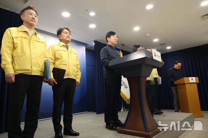 [서울=뉴시스] 김명원 기자 = 김영훈 고용노동부 장관이 26일 서울 종로구 정부서울청사에서 경주시 소재 금속 가공업체 중대재해 등 중대재해 대응 관련 관계부처 합동 브리핑을 하고 있다. 2025.10.26. kmx1105@newsis.com