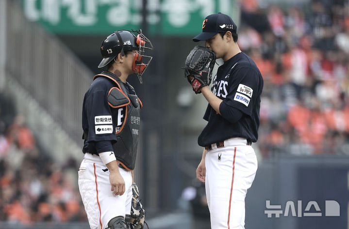 [서울=뉴시스] 정병혁 기자 = 26일 서울 송파구 잠실야구장에서 열린 2025 KBO 한국시리즈 1차전 한화 이글스와 LG 트윈스의 경기, 4회말 무사 1루상황 LG 문보경 타석 때 한화 선발 문동주와 포수 최재훈이 대화를 나누고 있다. 2025.10.26. jhope@newsis.com