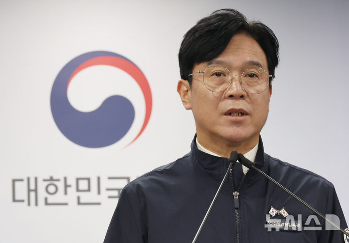 [서울=뉴시스] 김명원 기자 = 김영훈 고용노동부 장관이 26일 서울 종로구 정부서울청사에서 경주시 소재 금속 가공업체 중대재해 등 중대재해 대응 관련 관계부처 합동 브리핑을 하고 있다. 2025.10.26. kmx1105@newsis.com