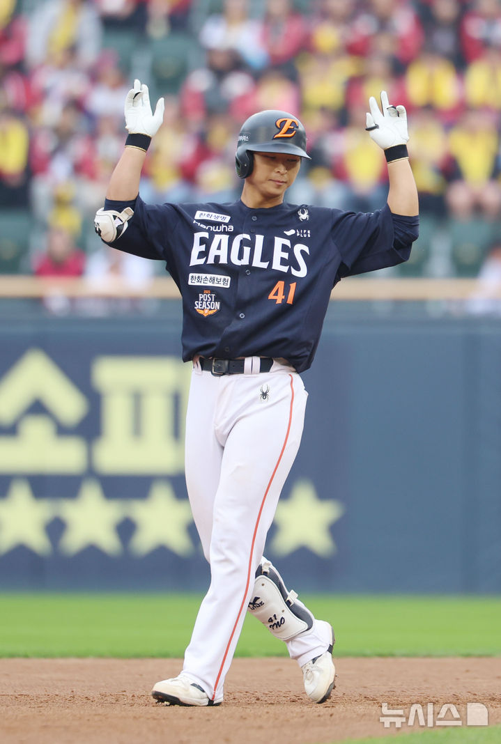 [서울=뉴시스] 이영환 기자 = 26일 오후 서울 송파구 잠실야구장에서 열린 2025 KBO 한국시리즈 1차전 한화 이글스와 LG 트윈스의 경기, 5회초 한화 선두타자 최인호가 2루타를 날린 후 기뻐하고 있다. 2025.10.26. 20hwan@newsis.com