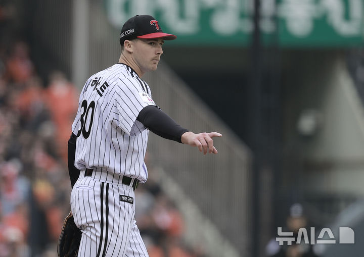 [서울=뉴시스] 정병혁 기자 = 26일 서울 송파구 잠실야구장에서 열린 2025 KBO 한국시리즈 1차전 한화 이글스와 LG 트윈스의 경기, 5회초 1사 3루 상황 LG 선발 톨허스트가 한화 이도윤의 타구를 잡아 아웃시킨 신민재에게 인사를 하고 있다. 2025.10.26. jhope@newsis.com