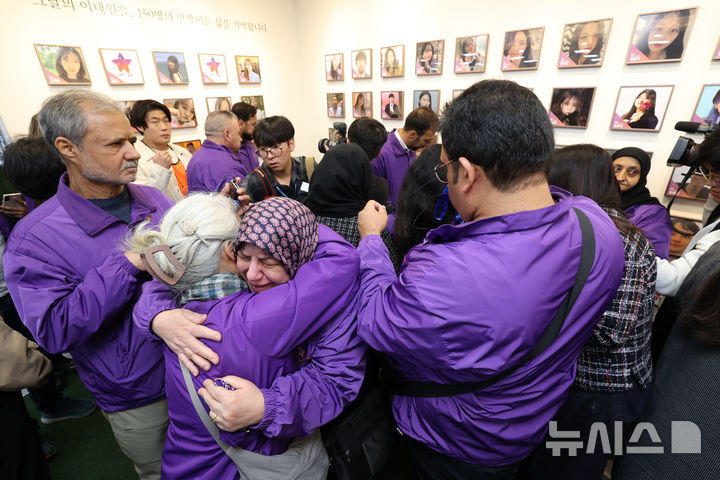 [서울=뉴시스] 김근수 기자 = 10·29 이태원참사 외국인 유가족이 26일 오후 서울 종로구 별들의 집에 방문해 희생자의 사진을 보고 눈물 흘리고 있다. (공동취재) 2025.10.26. photo@newsis.com