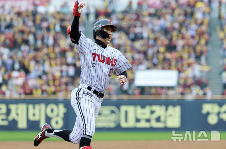 [서울=뉴시스] 이영환 기자 = 26일 오후 서울 송파구 잠실야구장에서 열린 2025 KBO 한국시리즈 1차전 한화 이글스와 LG 트윈스의 경기, 5회말 LG 선두타자 박해민이 솔로 홈런을 날린 후 기뻐하고 있다. 2025.10.26. 20hwan@newsis.com