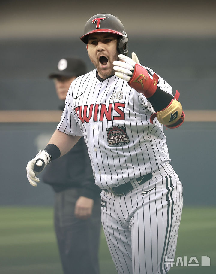 [서울=뉴시스] 정병혁 기자 = 26일 서울 송파구 잠실야구장에서 열린 2025 KBO 한국시리즈 1차전 한화 이글스와 LG 트윈스의 경기, 5회말 1사 3루 상황 LG 오스틴이 1타점 적시타를 친 뒤 포효하고 있다. 2025.10.26. jhope@newsis.com