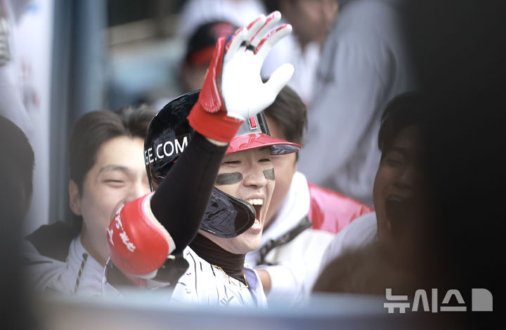 [서울=뉴시스] 정병혁 기자 = 26일 서울 송파구 잠실야구장에서 열린 2025 KBO 한국시리즈 1차전 한화 이글스와 LG 트윈스의 경기, 5회말 무사 주자없는 상황 LG 박해민이 솔로포를 친 뒤 더그아웃에서 기뻐하고 있다. 2025.10.26. jhope@newsis.com