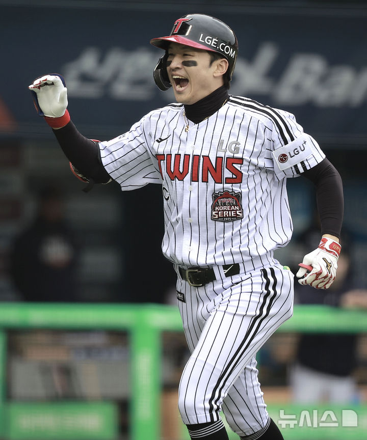 [서울=뉴시스] 정병혁 기자 = 26일 서울 송파구 잠실야구장에서 열린 2025 KBO 한국시리즈 1차전 한화 이글스와 LG 트윈스의 경기, 5회말 무사 주자없는 상황 LG 박해민이 솔로포를 친 뒤 기뻐하고 있다. 2025.10.26. jhope@newsis.com
