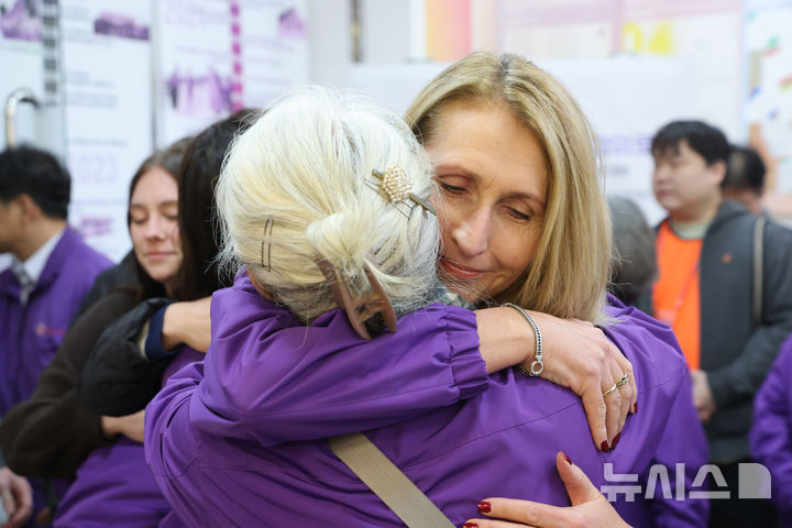 [서울=뉴시스] 김근수 기자 = 10·29 이태원참사 외국인 유가족들이 26일 오후 서울 종로구 별들의 집에 방문해 희생자의 사진을 보며 서로를 위로하고 있다. (공동취재) 2025.10.26. photo@newsis.com