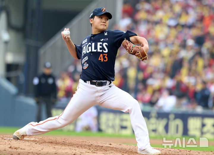 [서울=뉴시스] 이영환 기자 = 26일 오후 서울 송파구 잠실야구장에서 열린 2025 KBO 한국시리즈 1차전 한화 이글스와 LG 트윈스의 경기, 6회말 한화 정우주가 공을 던지고 있다. 2025.10.26. 20hwan@newsis.com