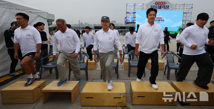 [서울=뉴시스] 박주성 기자 = 오세훈 서울시장을 비롯한 참석자들이 26일 서울 여의도 한강공원 이벤트 광장에서 열린 9988 서울체력장에서 체력측정을 하고 있다. 2025.10.26. park7691@newsis.com