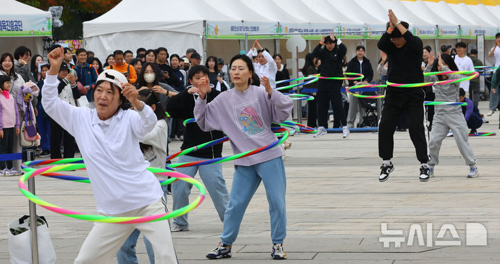 [서울=뉴시스] 박주성 기자 = 26일 서울 여의도 한강공원 이벤트 광장에서 열린 9988 서울체력장에서 참가자들이 훌라후프 돌리기를 하고 있다. 2025.10.26. park7691@newsis.com