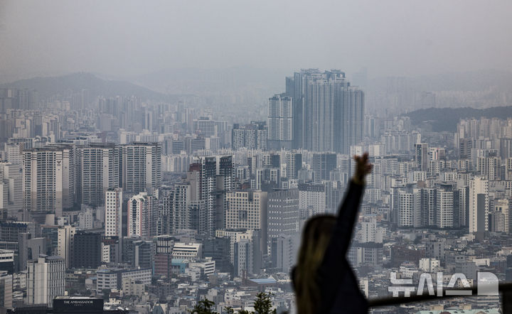 [서울=뉴시스] 서울 남산에서 아파트 단지 모습이 보이고 있다. photo@newsis.com