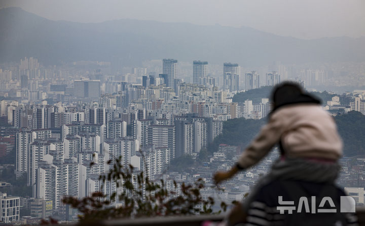 [서울=뉴시스] 김근수 기자 = 서울 남산에서 아파트 단지 모습이 보이고 있다. 2025.10.26. ks@newsis.com