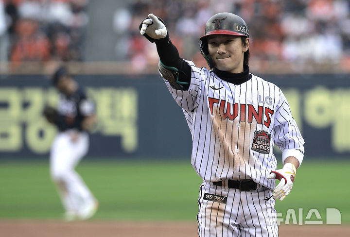[서울=뉴시스] 정병혁 기자 = 26일 서울 송파구 잠실야구장에서 열린 2025 KBO 한국시리즈 1차전 한화 이글스와 LG 트윈스의 경기, 6회말 1사 만루 상황 LG 신민재가 2타점 적시타를 친 뒤 세리머니를 하고 있다. 2025.10.26. jhope@newsis.com