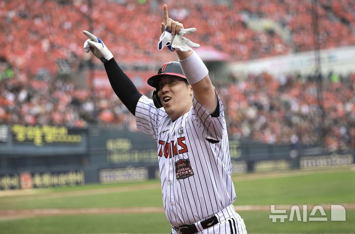 [서울=뉴시스] 정병혁 기자 = 26일 서울 송파구 잠실야구장에서 열린 2025 KBO 한국시리즈 1차전 한화 이글스와 LG 트윈스의 경기, 6회말 2사 1, 2루 상황 LG 김현수가 1타점 적시타를 친 뒤 교체돼 더그아웃을 향하며 기뻐하고 있다.  2025.10.26. jhope@newsis.com