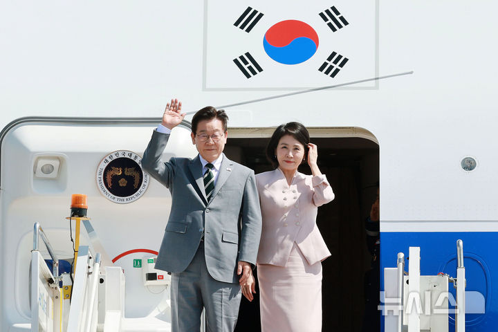 [쿠알라룸푸르=뉴시스] 고범준 기자 = 아세안 정상회의에 참석하는 이재명 대통령과 김혜경 여사가 26일(현지 시간) 말레이시아 쿠알라룸푸르 국제공항에 도착해 인사하고 있다. 2025.10.26. bjko@newsis.com