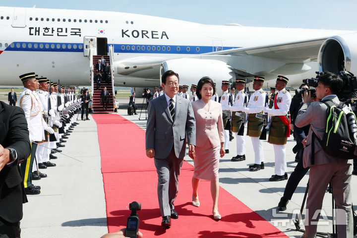 [쿠알라룸푸르=뉴시스] 고범준 기자 = 아세안 정상회의에 참석하는 이재명 대통령과 김혜경 여사가 26일(현지 시간) 말레이시아 쿠알라룸푸르 국제공항에 도착해 이동하고 있다. 2025.10.26. bjko@newsis.com