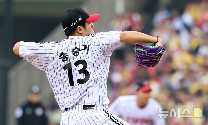 [서울=뉴시스] 이영환 기자 = 26일 오후 서울 송파구 잠실야구장에서 열린 2025 KBO 한국시리즈 1차전 한화 이글스와 LG 트윈스의 경기, 7회초 마운드에 오른 LG 송승기가 공을 던지고 있다. 2025.10.26. 20hwan@newsis.com