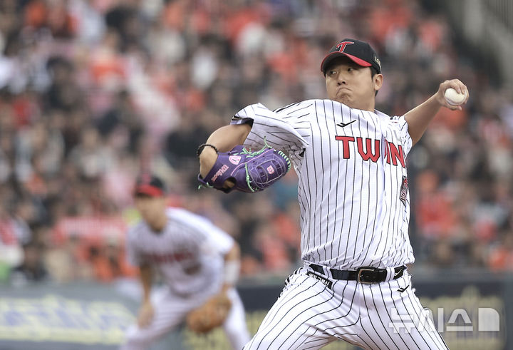 [서울=뉴시스] 정병혁 기자 = 26일 서울 송파구 잠실야구장에서 열린 2025 KBO 한국시리즈 1차전 한화 이글스와 LG 트윈스의 경기, 7회초 마운드에 오른 LG 투수 송승기가 역투하고 있다. 2025.10.26. jhope@newsis.com